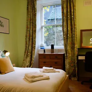 3 Bedroom Next To Leafy Meadows Apartment