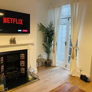 https://newly-refurbished-city-centre-house-with-parking.exeterhotels.net