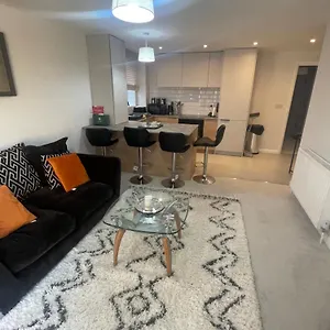 https://beautiful-ground-floor-flat-with-private-garden-and-parking.tophotelsbath.com