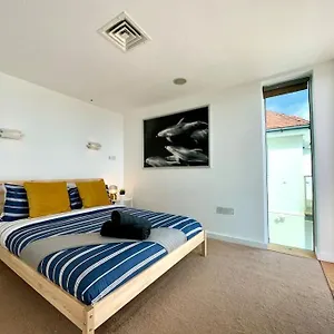 https://stunning-panoramic-sea-view-beach-location-sleeps-up-to.tophotelsbath.com