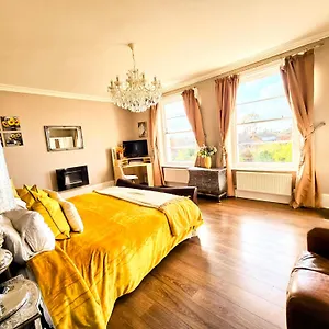 https://upstairs-downstairs-regency-apartments.tophotelsbath.com
