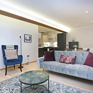 Joivy Refurbished On The Royal Mile Apartment